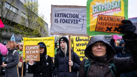 Klimaaktivisten von Extinction Rebellion (XR) und der Umweltschutzorganisationen Greenpeace und BUND protestieren in Berlin unter dem Motto „Notstand-Artensterben ausrufen & aufhalten!“ gegen das Artensterben.