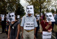 Demonstranten protestieren vor der russischen Botschaft in Prag gegen die Inhaftierung des ukrainischen Regisseurs Senzow.