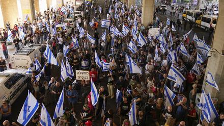 Israelis protestieren am Flughafen Ben Gurion gegen die Pläne der Regierung von Premierminister Netanjahu, das Justizsystem zu reformieren. 