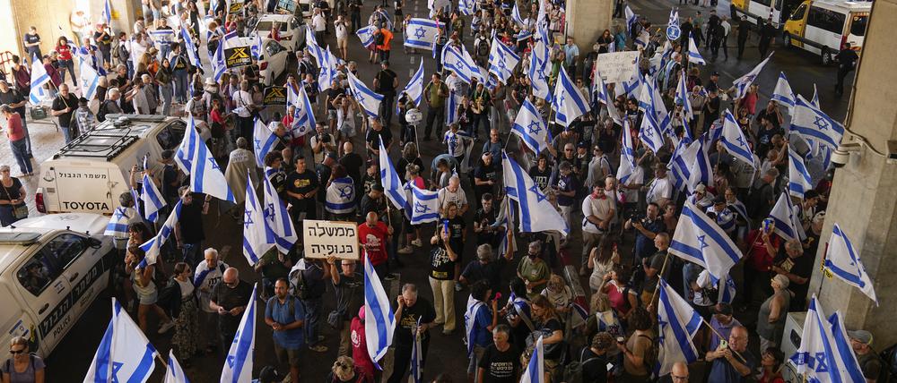 Israelis protestieren am Flughafen Ben Gurion gegen die Pläne der Regierung von Premierminister Netanjahu, das Justizsystem zu reformieren. 