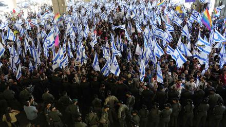 Israelische Grenzpolizisten sind bei einer Demonstration am Ben-Gurion-Flughafen in der Nähe von Tel Aviv gegen die Pläne der Regierung von Ministerpräsident Netanjahu, das Justizsystem zu reformieren, im Einsatz. 