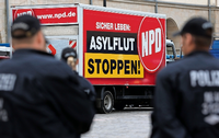 Ein Polizeiaufgebot sichert in Rostock eine Wahlkampfveranstaltung der NPD.