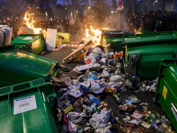 Müllberge brennen in einer Straße in der französischen Hauptstadt Paris am 18. März 2023.