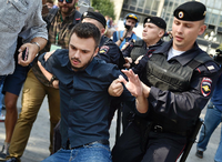 Polizisten halten einen Mann fest während eines Protestes gegen die Erhöhung des Rentenalters in Russland.
