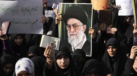 Demonstranten halten Kopien des Korans und Porträts des iranischen Obersten Führers Khamenei während eines Protests vor der schwedischen Botschaft. 