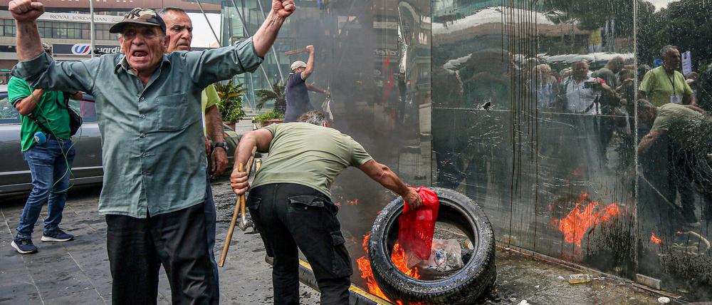 Libanesische Einleger verbrennen Reifen während eines Protestes vor einer Bank im Vorort Sin el-Fil östlich von Beirut.