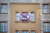 Not for sale: Plakat in der Karl-Marx-Allee gegen den Verkauf von Mietwohnungen an die Deutsche Wohnen.