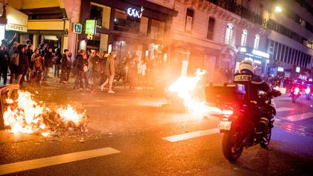 Feuer in Paris während der Proteste gegen die umstrittene Rentenreform.