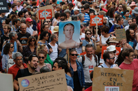 Demonstranten protestieren gegen die Reformpolitik von Frankreichs Präsident Macron.