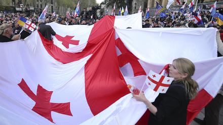 Demonstranten halten eine riesige georgische Fahne während eines Protests in Tiflis.