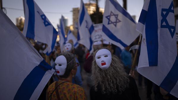 Demonstranten während einer Demonstration gegen die Pläne israelischen der Regierung zur Überarbeitung des Justizsystems.