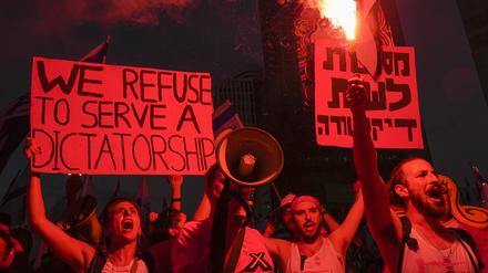 29.07.2023, Israel, Tel Aviv: Demonstranten nehmen an einem Protest gegen die Justizreform teil. Nach der Verabschiedung zentraler Elemente der umstrittenen Justizreform haben wieder Tausende Israelis gegen die rechts-religiöse Regierung protestiert. 