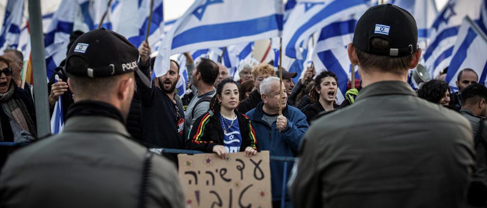Demonstranten tragen israelische Fahnen während eines Protests in der Nähe der Knesset. 