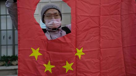 Ein chinesischer Student in London, während einer Demonstration vor der chinesischen Botschaft. 