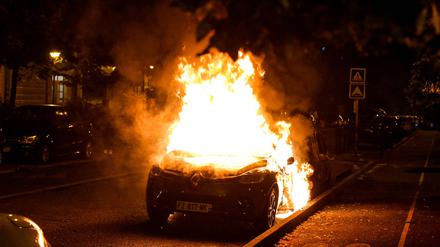 Ein brennendes Auto im Paris Vorort Nanterre.