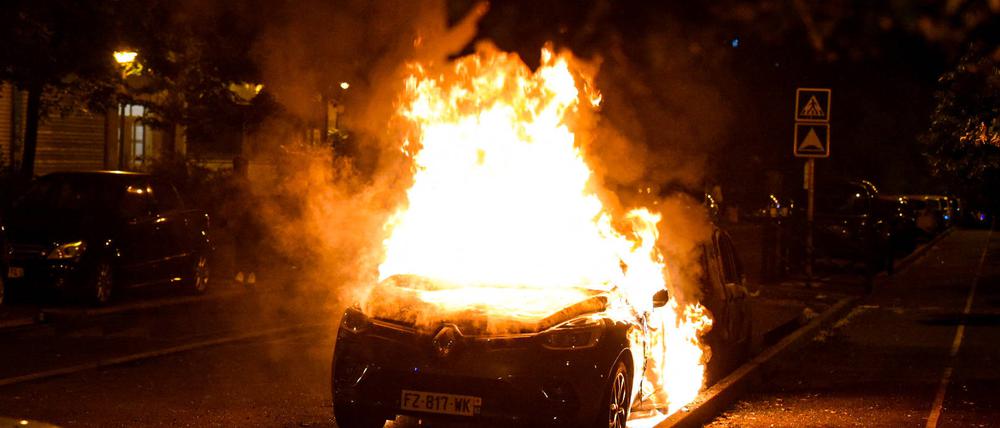 Ein brennendes Auto im Paris Vorort Nanterre.