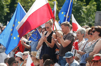 Demonstranten protestieren am 16.07.2017 vor dem Parlamentsgebäude in Warschau gegen eine umstrittene Justizreform.