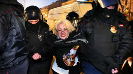 Die Polizei nimmt eine Demonstrantin während einer Aktion gegen Russlands Invasion in die Ukraine fest. Trotz Massenverhaftungen gehen die Menschen in Moskau, St. Petersburg und anderen russischen Städten weiterhin auf die Straße.