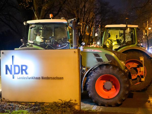 Am 5. Februar 2024 protestierten Bauern in Hannover vor dem Landesfunkhaus Niedersachsen des Norddeutschen Rundfunks (NDR).