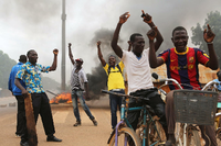 Am Freitag haben sich Gegner des Militärregimes in Burkina Faso trotz eines Demonstrationsverbots immer wieder gesammelt, um ihren Widerstand gegen den Militärputsch zu zeigen. Im Hintergrund brennen Barrikaden.