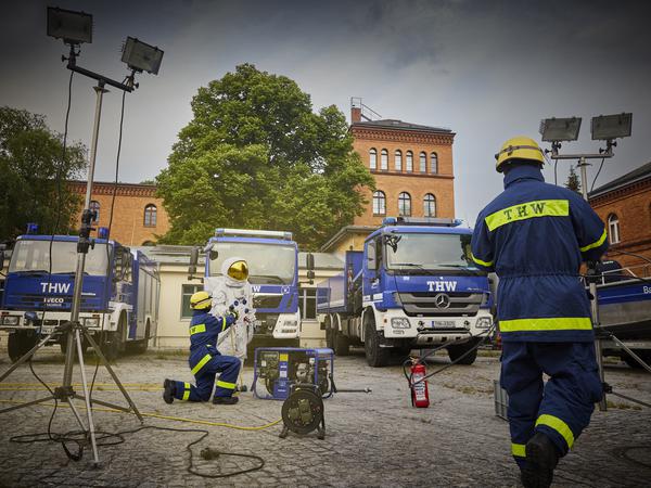 Das Technische Hilfswerk Berlin hat sich auf die technische Hilfeleistung in Not- und Katstrophenfällen spezialisiert. Der Ortsverband Friedrichshain-Kreuzberg befindet sich in der General-Pape-Straße.