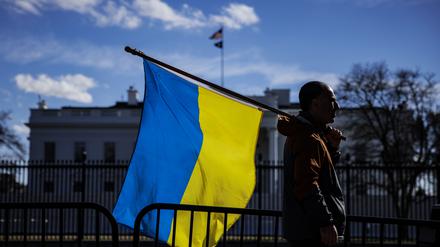 Wie verlässlich steht Washington zu Kiew? Immer wieder wird vor dem Weißen Haus für die Ukraine demonstriert.