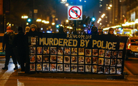 Demonstranten in Chicago halten am Dienstag ein Banner mit Bildern von angeblich von Polizisten ermordeten Schwarzen.