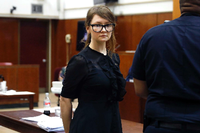 Anna Sorokin verlässt den Gerichtssaal in New York.