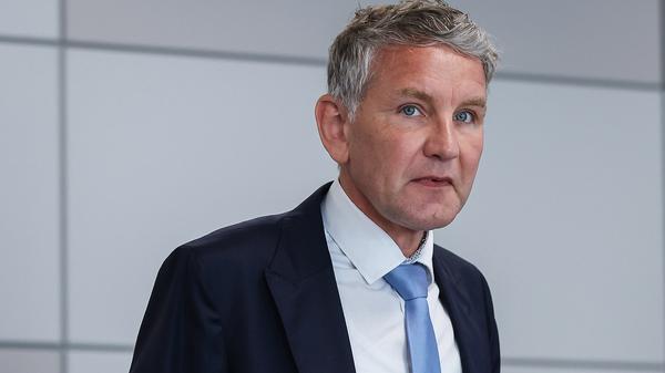Björn Höcke, Vorsitzender der Thüringer AfD, wartet am Dienstag auf den Beginn seines Prozesses im Landgericht.