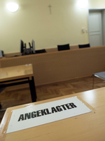 Der Sitzplatz des Angeklagten in einem Gerichtssaal des Amtsgerichtes in Wunsiedel (Bayern).