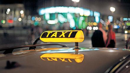 Ein Taxi wartet auf Gäste. (Symbolfoto)