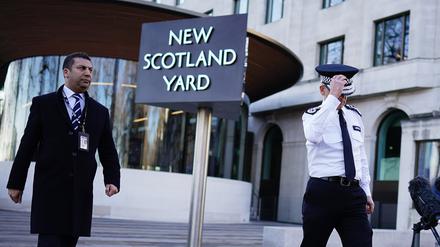 Der Polizeipräsident der Metropolitan Police, Sir Mark Rowley (r), spricht vor dem New Scotland Yard im Zentrum Londons zu den Medien. Ein Londoner Polizist ist zu lebenslanger Haft verurteilt worden. Mindestens 30 Jahre muss er hinter Gittern verbringen, wie Richterin Parmjit Kaur Cheema-Grubb entschied. Der 48-Jährige wurde wegen Vergewaltigung und anderen Straftaten in 49 Fällen angeklagt.