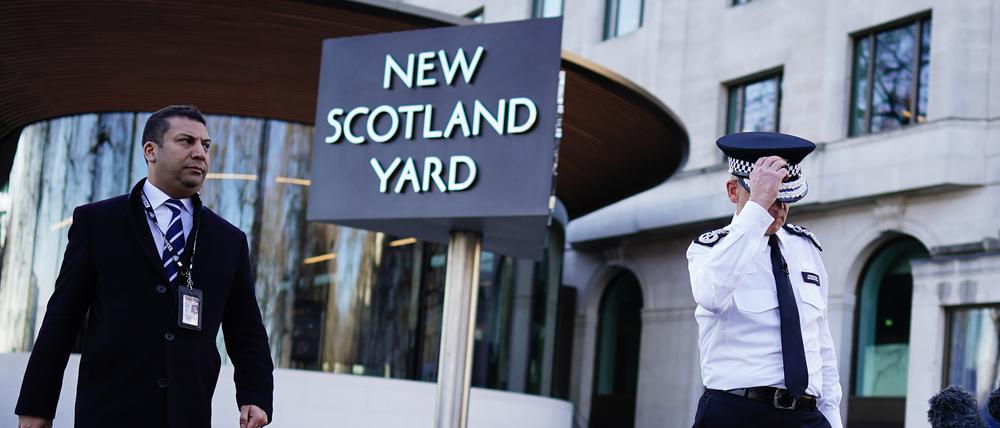 Der Polizeipräsident der Metropolitan Police, Sir Mark Rowley (r), spricht vor dem New Scotland Yard im Zentrum Londons zu den Medien. Ein Londoner Polizist ist zu lebenslanger Haft verurteilt worden. Mindestens 30 Jahre muss er hinter Gittern verbringen, wie Richterin Parmjit Kaur Cheema-Grubb entschied. Der 48-Jährige wurde wegen Vergewaltigung und anderen Straftaten in 49 Fällen angeklagt.