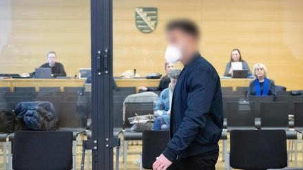 Ein Angeklagter in einem weiteren Prozess um den Juwelenraub im Grünen Gewölbe am Dresdner Landgericht. Der 24-Jährige muss sich wegen Beihilfe zum Diebstahl mit Waffen, Sachbeschädigung und Brandstiftung verantworten. 