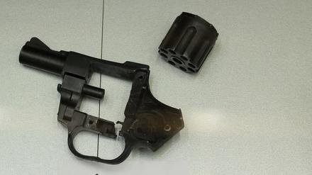 Eine Waffe wird als Beweisstück während des Beginns des Prozesses zu den Brüsseler Anschlägen vom 22. März 2016 ausgestellt.