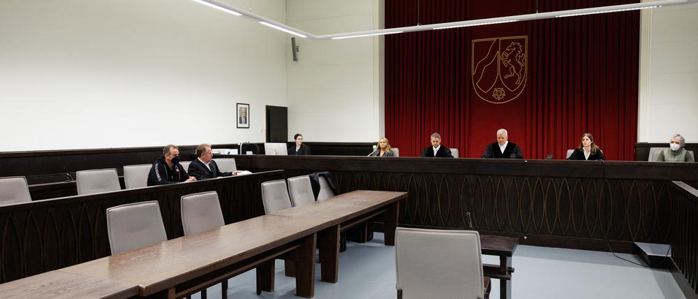 Wilfried W. (l) sitzt neben seinem Verteidiger Carsten Ernst (2.v.l) in einem Saal vom Landgericht Paderborn mit dem Vorsitzenden Richter Eric Schülke (3.v.r). 