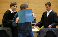 Der Angeklagte während des Prozesses in Bielefeld