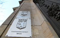Das Schild der Staatsanwaltschaft Berlin am Eingang zum Gerichtsgebäude in der Turmstraße in Moabit.