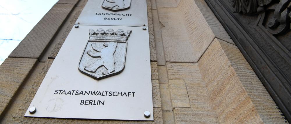 Das Schild «Staatsanwaltschaft Berlin» am Eingang zum Gerichtsgebäude in der Turmstraße in Moabit, aufgenommen am 05.01.2017. Hier begann ein Prozess gegen einen 29-Jährigen wegen Mordes an seiner schwangeren ehemaligen Partnerin. Foto: Soeren Stache/dpa +++(c) dpa - Bildfunk+++