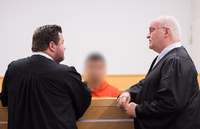 Bastian Quilitz (l) und Matthias Waldraff (r), die Verteidiger von Nurettin B. (M), sprechen am Mittwoch vor Beginn des Prozesses in einem Gerichtssaal im Landgericht in Hannover (Niedersachsen) mit dem Angeklagten.
