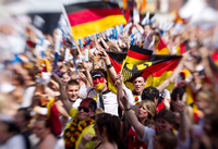 Fans der deutschen Fußball-Nationalmannschaft feiern 2010 beim Public Viewing auf dem Friedensplatz in Dortmund.