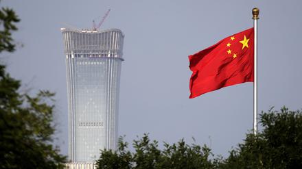 Eine chinesische Nationalflagge weht auf dem Tiananmen-Platz. 