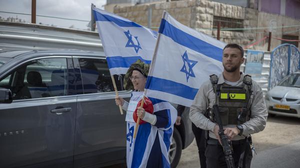 Die israelische Ministerin für nationale Missionen, Orit Strock, hält anlässlich des jüdischen Purimfests Mitte Märzin einem israelischen Siedlungsgebiet.