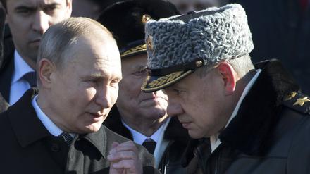 Der russische Präsident Wladimir Putin (links) und Verteidigungsminister Sergej Schoigu.