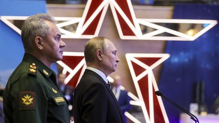 Wladimir Putin (r), Präsident von Russland, und Sergej Schoigu, Verteidigungsminister.