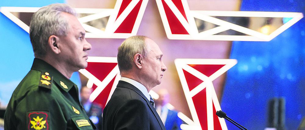 Wladimir Putin und sein verteidigungsminister Sergej Schoigu bei einer Festveranstaltung in Moskau. 