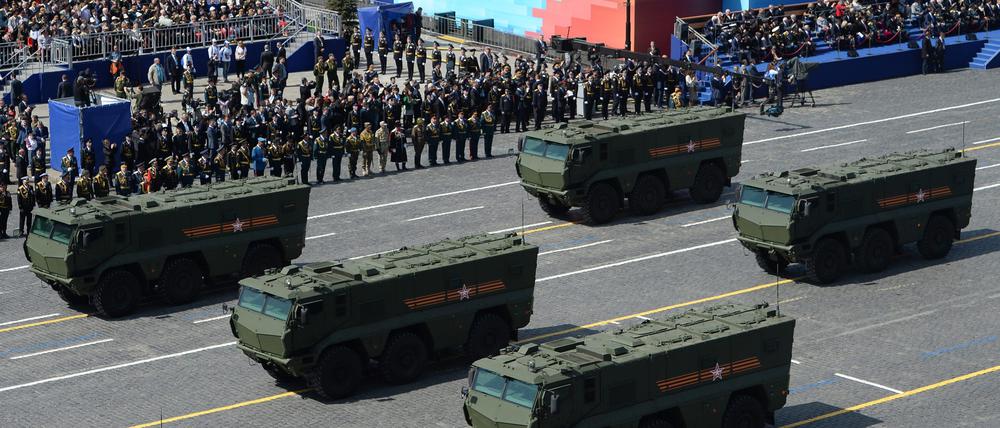 Russland, Moskau: Kurzstrecken-Raketensysteme Iskander/SS-26 Stone fahren während der Parade zum Tag des Sieges auf dem Roten Platz. (Archivbild)