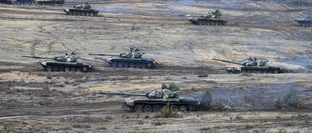 Panzer fahren während der Militärübungen «Union Courage-2022» zwischen Russland und Belarus auf einem Feld des Truppenübungsplatzes Obuz-Lesnovski. (Archiv)