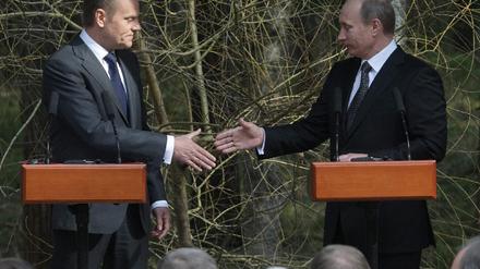 Putin und Tusk gedenken der Opfer in Katyn