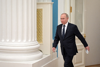 Alles unter Kontrolle. Russlands Präsident Wladimir Putin mit Feuer, mit dem die Olympischen Winterspiele 2014 in Sotschi eröffnet werden sollen.
